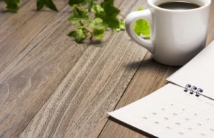 Terminplaner und Tasse
