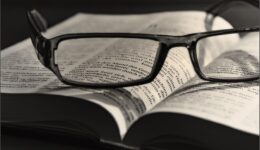 Brille auf Bibel