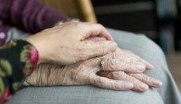 hands-2906458_1280