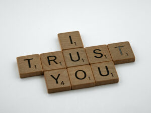 "I Trust you" geschrieben mit durch Scrabblesteinbe, da es in Beschalach auch um Vertrauen geht.