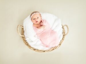 Tazria beschreibt, dass eine Frau nach der Geburt eines Babys unrein ist.
