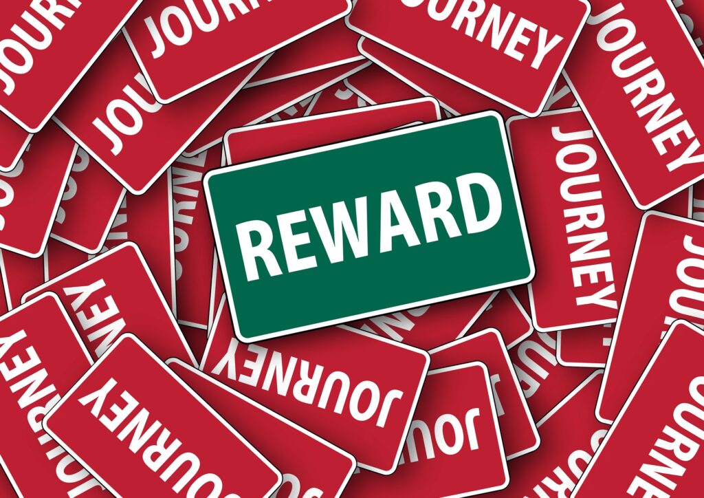 Gehorsam gegenüber Gottes Geboten ist nicht nur eine Anforderung, sondern auch Lohn. Ein günes Schild zeigt Reward.