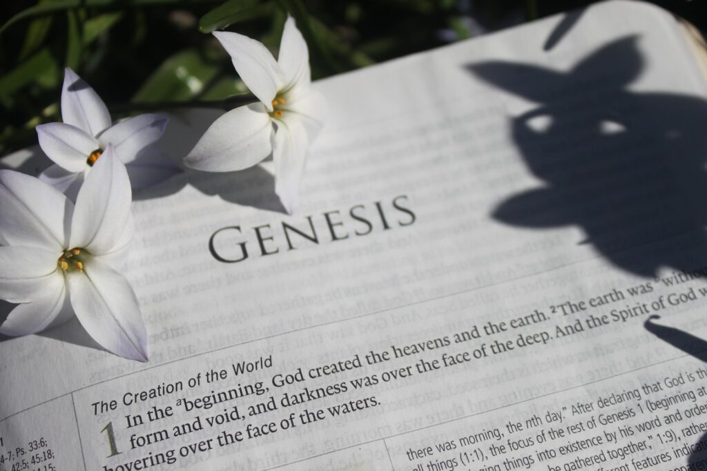 Bibel mit dem ersten Vers aus Genesis - hebräisch Bereschit