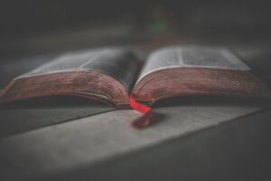 offene Bibel als Symbol für Gottes Bündnistext (siehe Wa'etchanan)