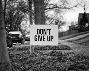 Ein Schild: Don't give up. Nicht aufgeben ist eine Lehre aus dem Kommentar zu Ekew.