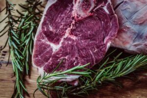 Re'eh beschreibt das Schlachten außerhalb der Stiftshütte oder des Tempels. Das Bild zeigt ein Stück Fleisch mit Rosmarin zubereitet.