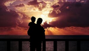 Ha'asinu spricht von der Beziehung des himmlischen Vaters zu seinen Kindern. Das Bild zeigt einen Vater mit seinem Sohn auf dem Arm, die beide dem Sonnenaufgang zuschauen.