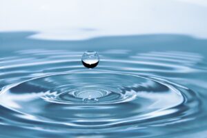 Ein Tropfen Wasser - Bereschit beschreibt nicht, wie das Wasser geschaffen wurde.